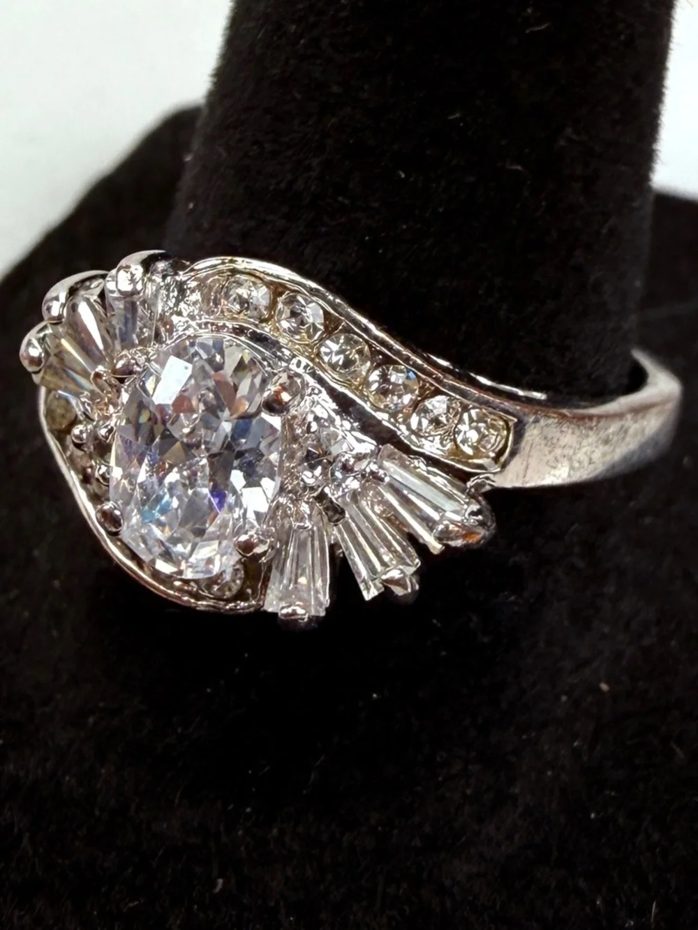 Beautiful Silvertone bling vintage costume size 10 ring